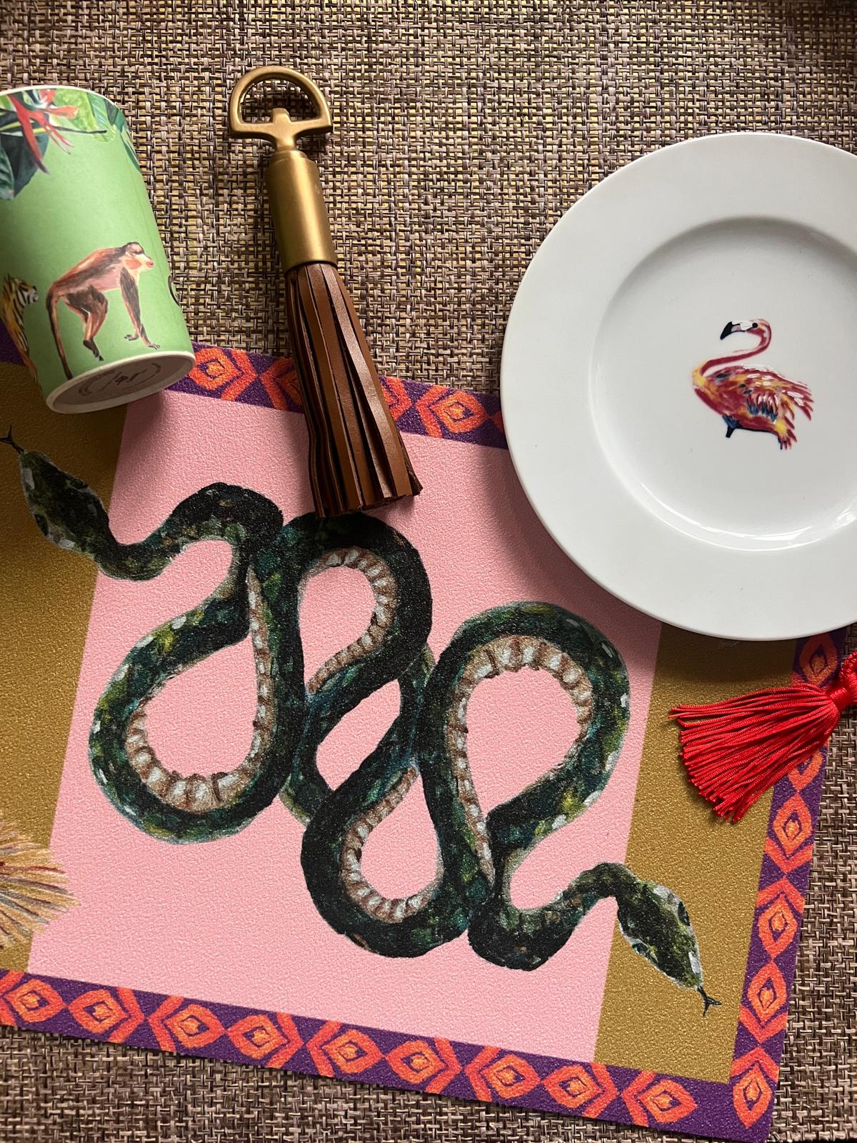 Sfeerbeeld van Sizzling Snake placemat met kleurrijke slangenprint op tafel