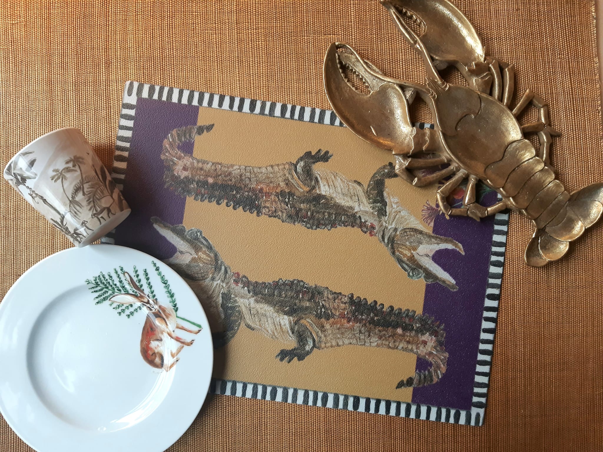 Placemat sfeerbeeld met twee krokodillen en accenten van paars en geel.