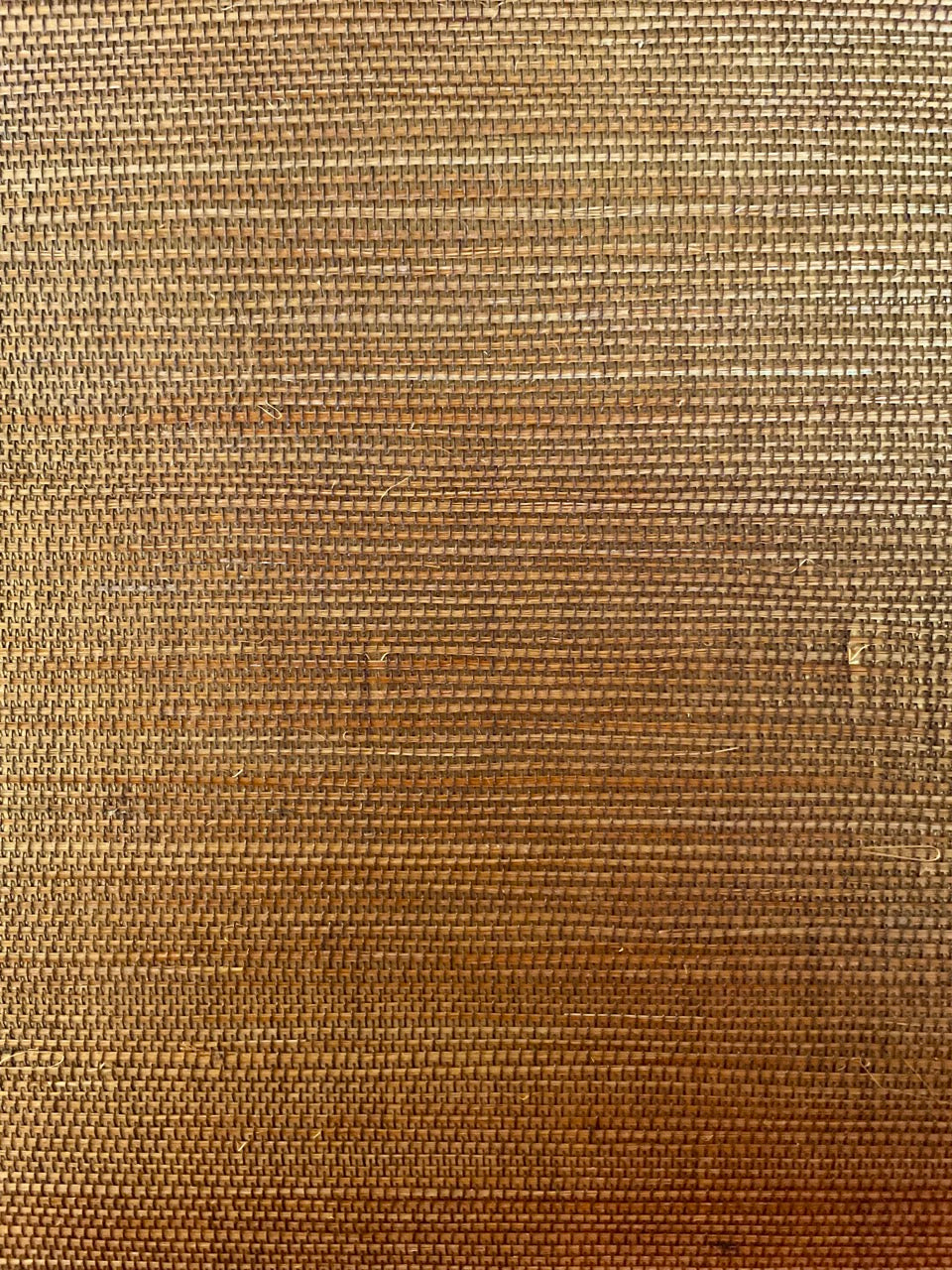 Natuurlijk behang sisal warm goud metallic